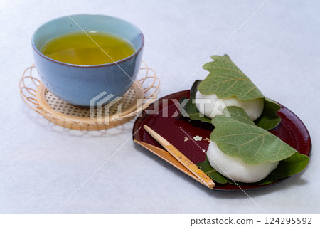 [Food ingredients] Kashiwamochi rice cakes for the Boys' Festival [Product photography] 124295592