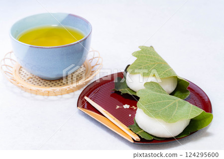 [Food ingredients] Kashiwamochi rice cakes for the Boys' Festival [Product photography] 124295600