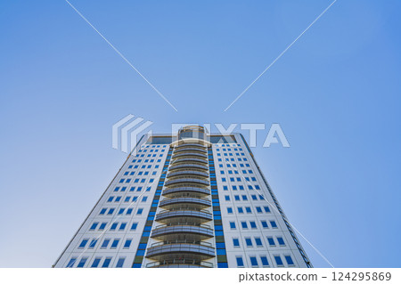 從下方俯瞰靜岡市（靜岡縣）的靜岡縣政府大樓 124295869