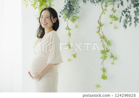 Pregnant woman maternity photo 124296028