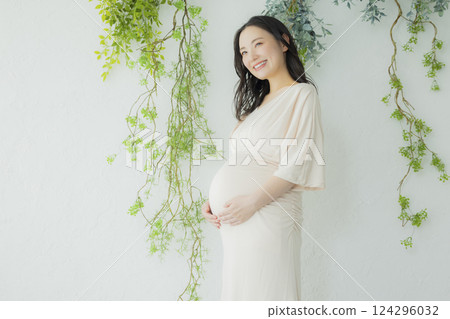 Pregnant woman maternity photo 124296032
