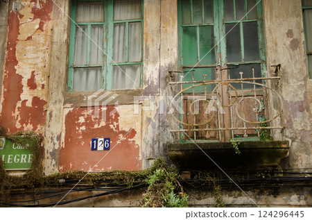 Abandoned house in a street of Canido. 124296445