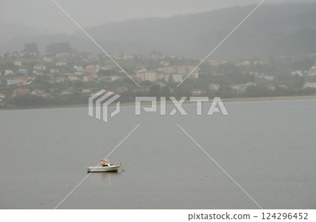 Boat in the Ferrol estuary. 124296452