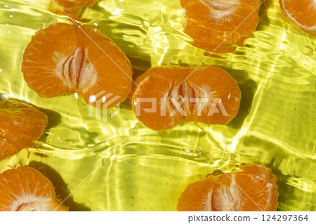 Fresh tangerines splashing into clear water top view 124297364