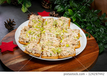 Crackers with tuna paste. Crackers with tuna paste. 124297442