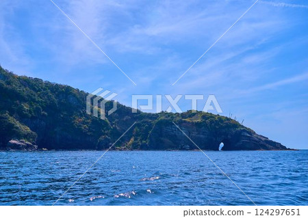 View of Shinkukedo Cave from the east side of Kukedohana in Shimane Town, Matsue City, Shimane Prefecture 124297651