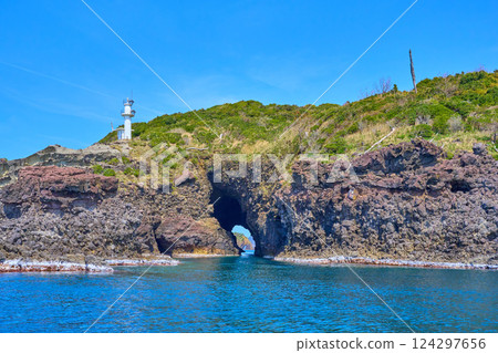 View of Matoshima Island through the Shin-Sekkedo Cave and the Sekkedo Lighthouse from the west side of Sekkedo-hana in Shimane-cho, Matsue City, Shimane Prefecture 124297656