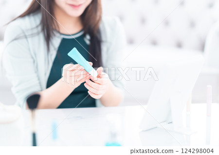 年輕女子挑選基本化妝品,沒有臉 年輕女子挑選基本化妝品,沒有臉 124298004