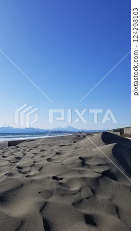 View of Mt. Fuji from the Shonan coast on a clear day 124298103