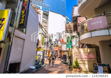 日本東京城市景觀:澀谷擠滿了入境遊客。俯瞰西班牙山,外國遊客熙熙攘攘 日本東京城市景觀:澀谷擠滿了入境遊客。俯瞰西班牙山,外國遊客熙熙攘攘 124298685