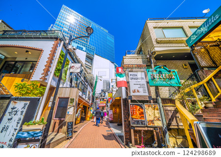 日本東京城市景觀：澀谷擠滿了入境遊客。俯瞰西班牙山，外國遊客熙熙攘攘 124298689