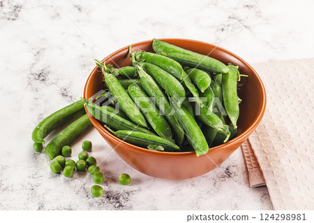 Sweet young green peas heap Sweet young green peas heap 124298981