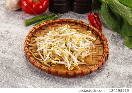 Soya bean sprouts in the bowl 124298989