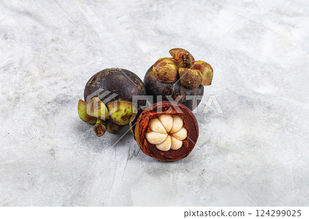 Sweet purple organic tropical mangosteen Sweet purple organic tropical mangosteen 124299025