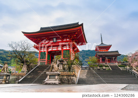 Spring Kyoto Kiyomizudera Niomon and Nishimon Spring Kyoto Kiyomizudera Niomon and Nishimon 124300286