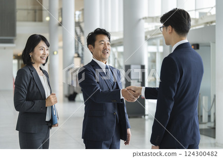 A businessman shaking hands 124300482