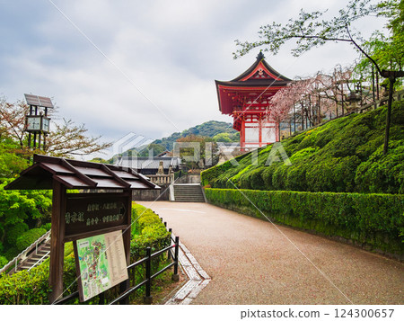 Spring Kyoto Kiyomizudera Niomon 124300657