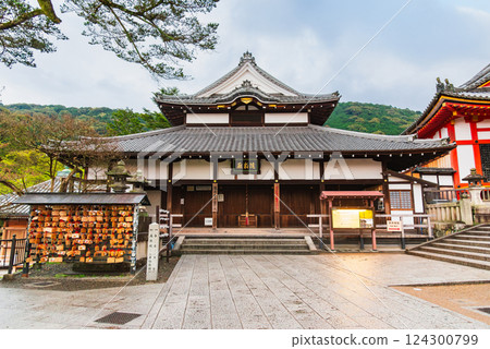 Spring in Kyoto: Zuikyudo Hall at Kiyomizu-dera Temple 124300799