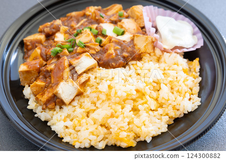 Delicious Makuba fried rice box lunch 124300882
