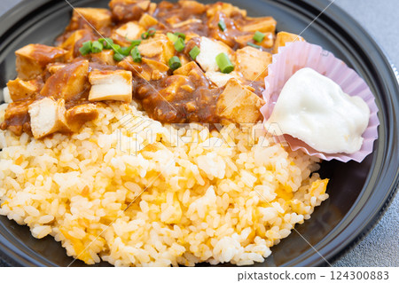 Delicious Makuba fried rice box lunch 124300883