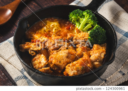 Skillet-made chicken stew with tomato Skillet-made chicken stew with tomato 124300961