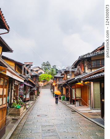 Spring in Kyoto: Morning view of Ninenzaka with its rows of Kyoto townhouses 124300973