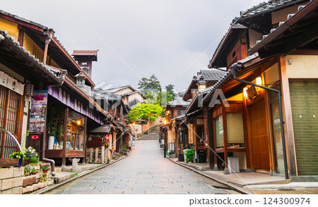 京都之春:清晨的二年坂,京都聯排別墅鱗次櫛比 京都之春:清晨的二年坂,京都聯排別墅鱗次櫛比 124300974