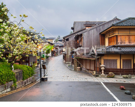 Spring in Kyoto: Morning view of Ninenzaka with its rows of Kyoto townhouses 124300975
