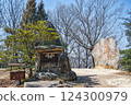 Travel back in time at the Tatetsuki ruins 124300979