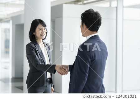 男性和女性商人握手 124301021