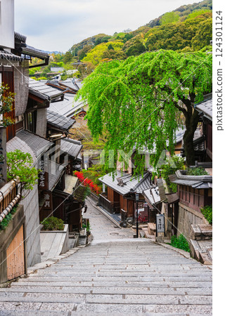 春天的京都，三年坂坡兩旁排列著京都聯排別墅，晨景 124301124