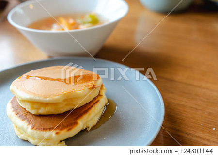 鬆軟的煎餅和蔬菜湯組成的早餐 鬆軟的煎餅和蔬菜湯組成的早餐 124301144