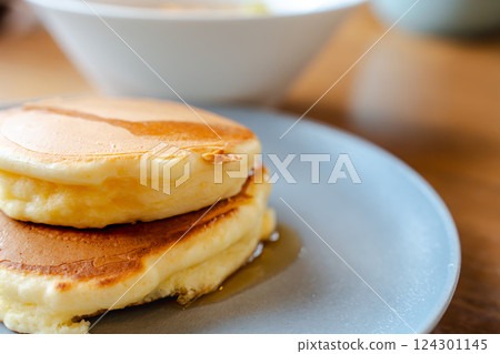 鬆軟的煎餅和蔬菜湯組成的早餐 鬆軟的煎餅和蔬菜湯組成的早餐 124301145