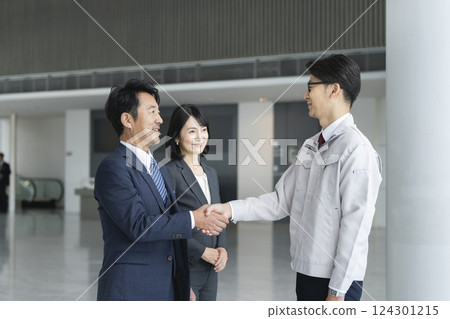 Business image: Businessmen shaking hands 124301215