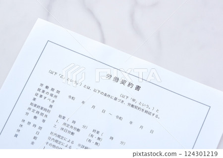 Execute a labor contract between the employer and worker 124301219