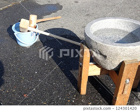 Pestle and Mortar: Pounding Mochi 124301420