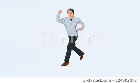 一名中年男性工人戴著安全帽跳躍的全身照片 124302078