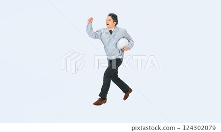 一名中年男性工人戴著安全帽跳躍的全身照片 124302079