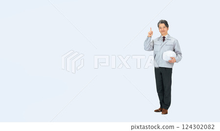 一名中年男性工人手持安全帽並推薦某件物品的全身照片 一名中年男性工人手持安全帽並推薦某件物品的全身照片 124302082