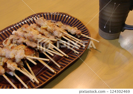 烤雞肉串和清酒 124302469