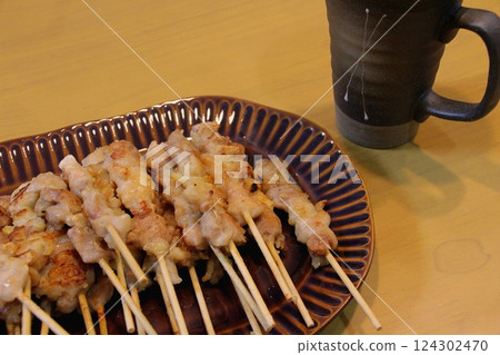 烤雞肉串和清酒 烤雞肉串和清酒 124302470
