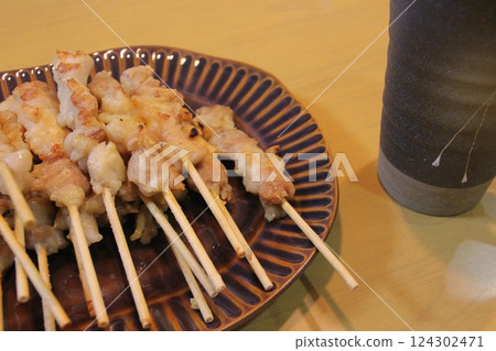烤雞肉串和清酒 124302471
