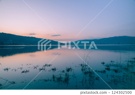 黎明時的諏訪湖 [拍攝地點：下諡訪町] 124302500
