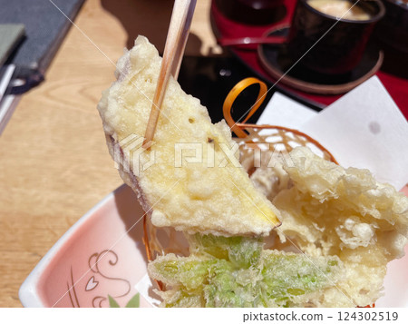 Sweet potato tempura, fluffy and sweet fried vegetables 124302519