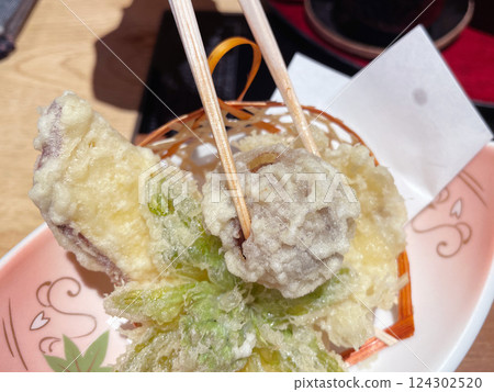 香菇天婦羅:一道美味的炸菇菜餚,風味十足。 香菇天婦羅:一道美味的炸菇菜餚,風味十足。 124302520