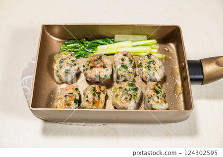 用米紙包成的有嚼勁的餃子 124302595