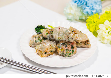 用米紙包成的有嚼勁的餃子 124302597