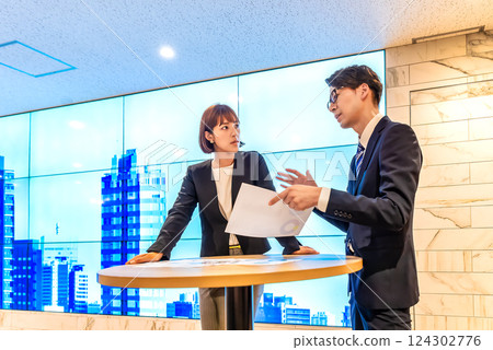 女商人和商人在遠程辦公室開會 女商人和商人在遠程辦公室開會 124302776