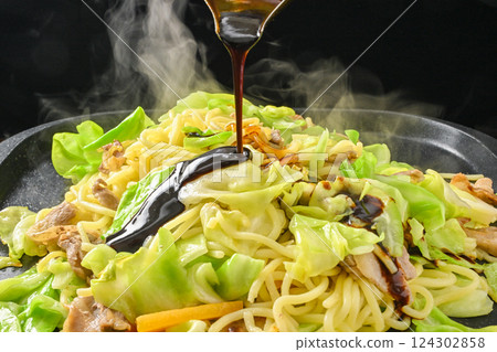 Cooking yakisoba 124302858