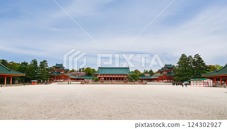 Spring in Kyoto: Heian Shrine Spring in Kyoto: Heian Shrine 124302927